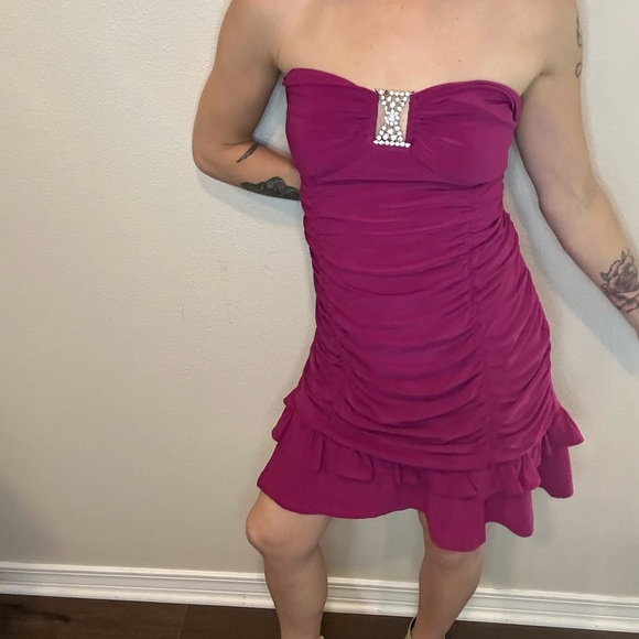 Dresses & Skirts - Elegant Strapless Pink Dress